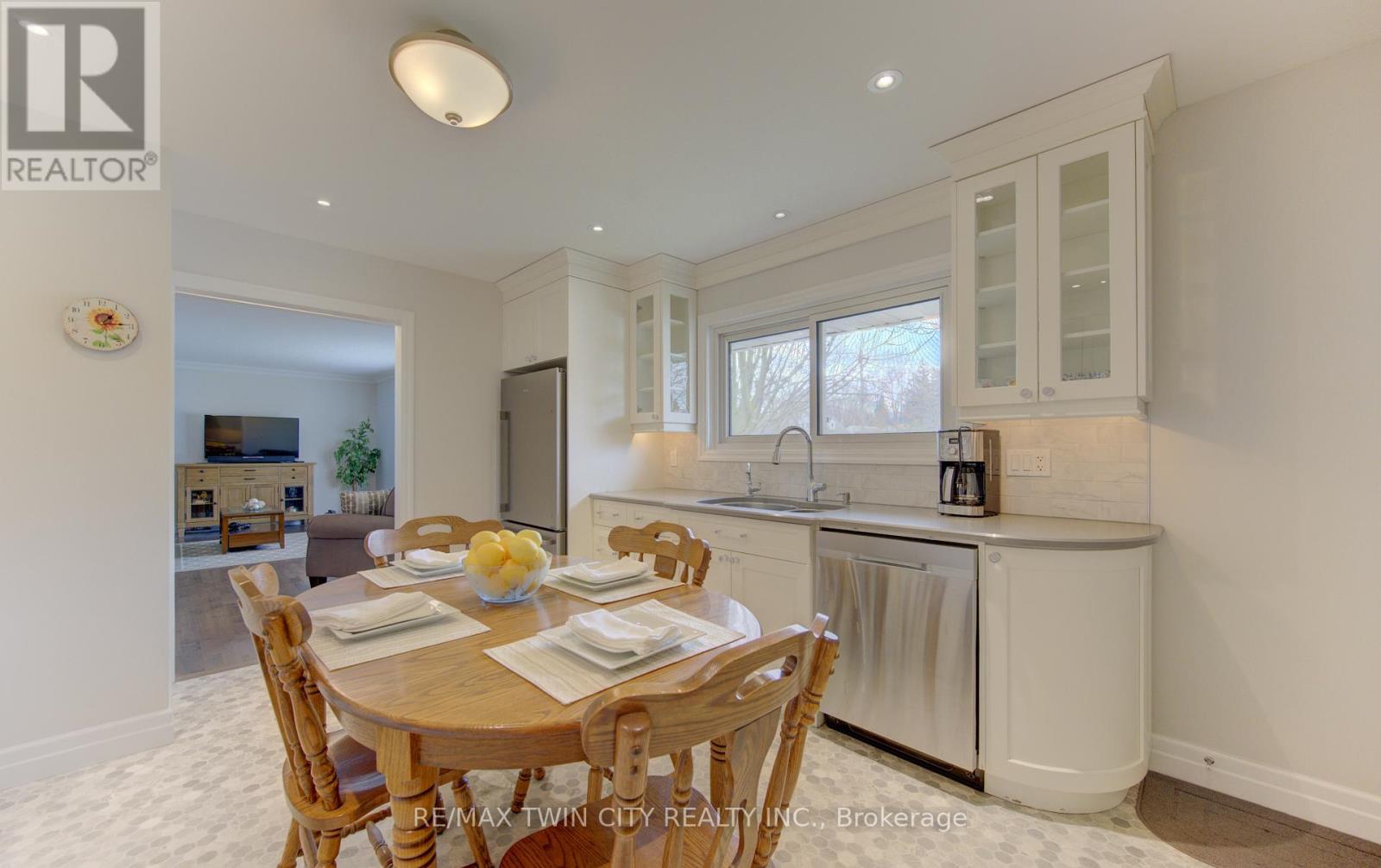 196 Lourdes Street, Waterloo, Ontario  N2L 1N7 - Photo 7 - X12998826