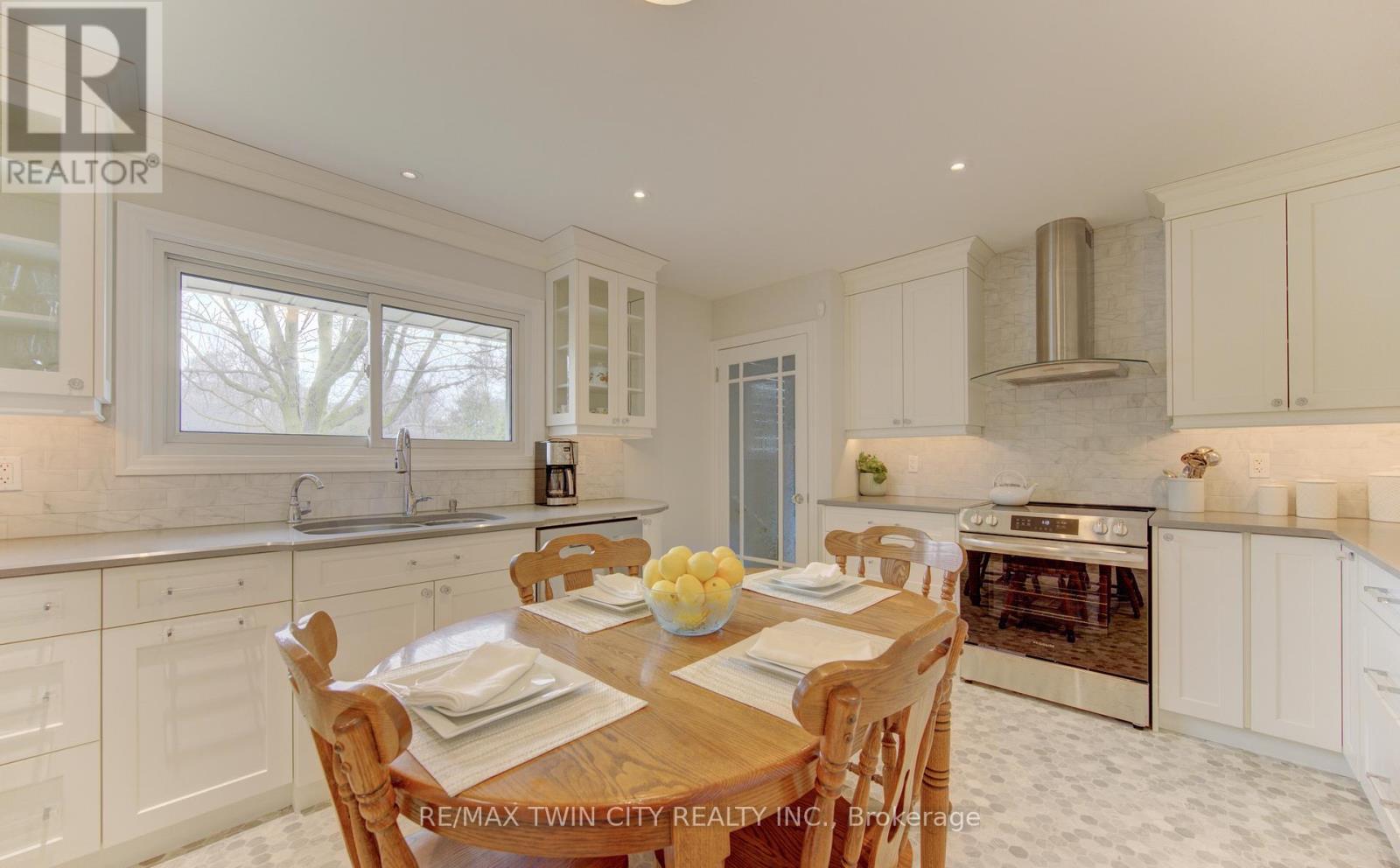 196 Lourdes Street, Waterloo, Ontario  N2L 1N7 - Photo 9 - X12998826