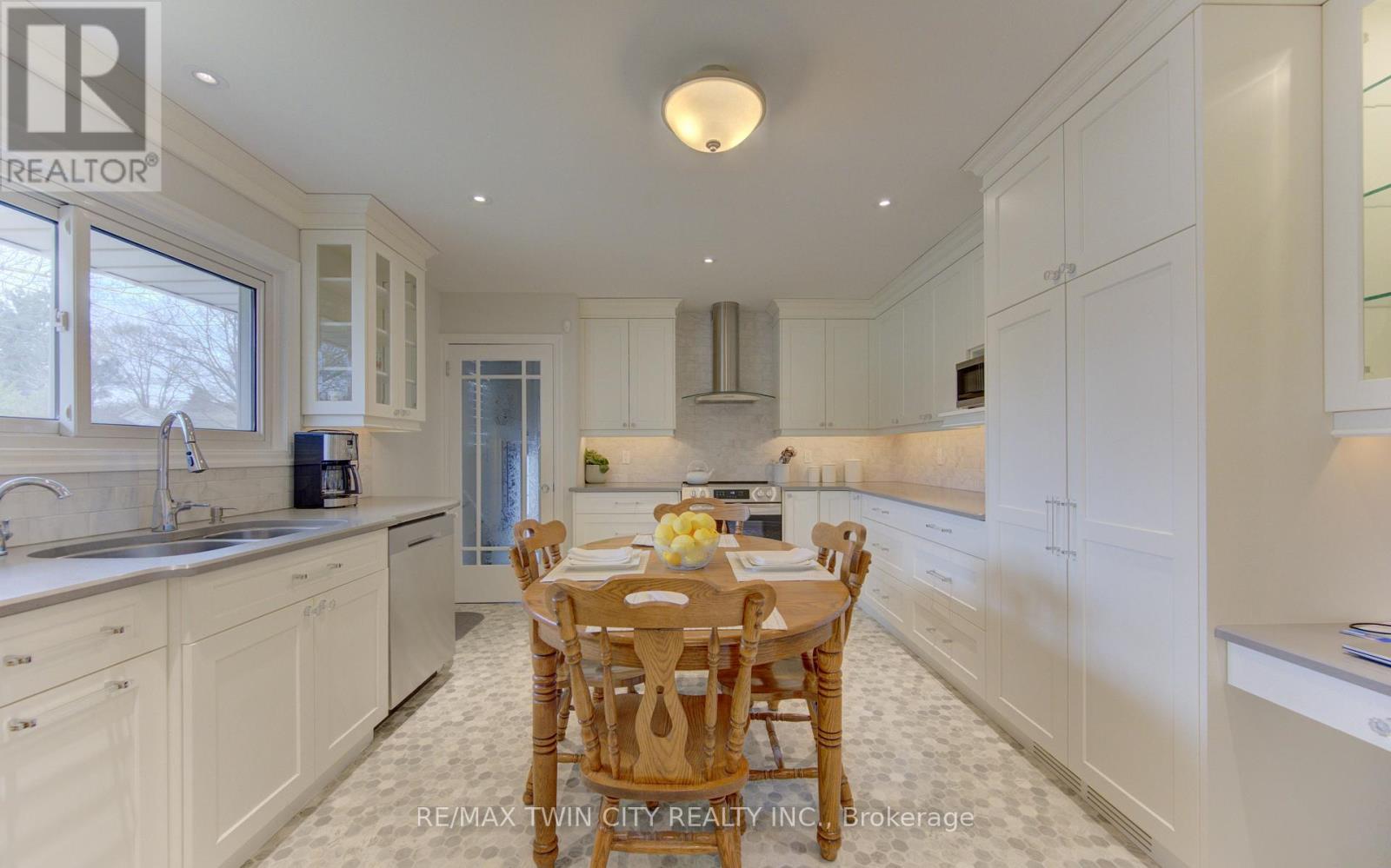 196 Lourdes Street, Waterloo, Ontario  N2L 1N7 - Photo 8 - X12998826