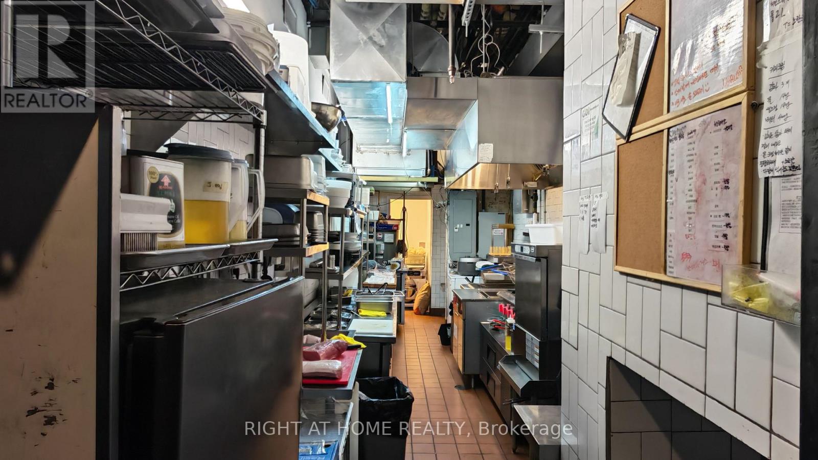 Upper - 6 Eglinton Avenue E, Toronto, Ontario  M4P 1A6 - Photo 7 - C13015464