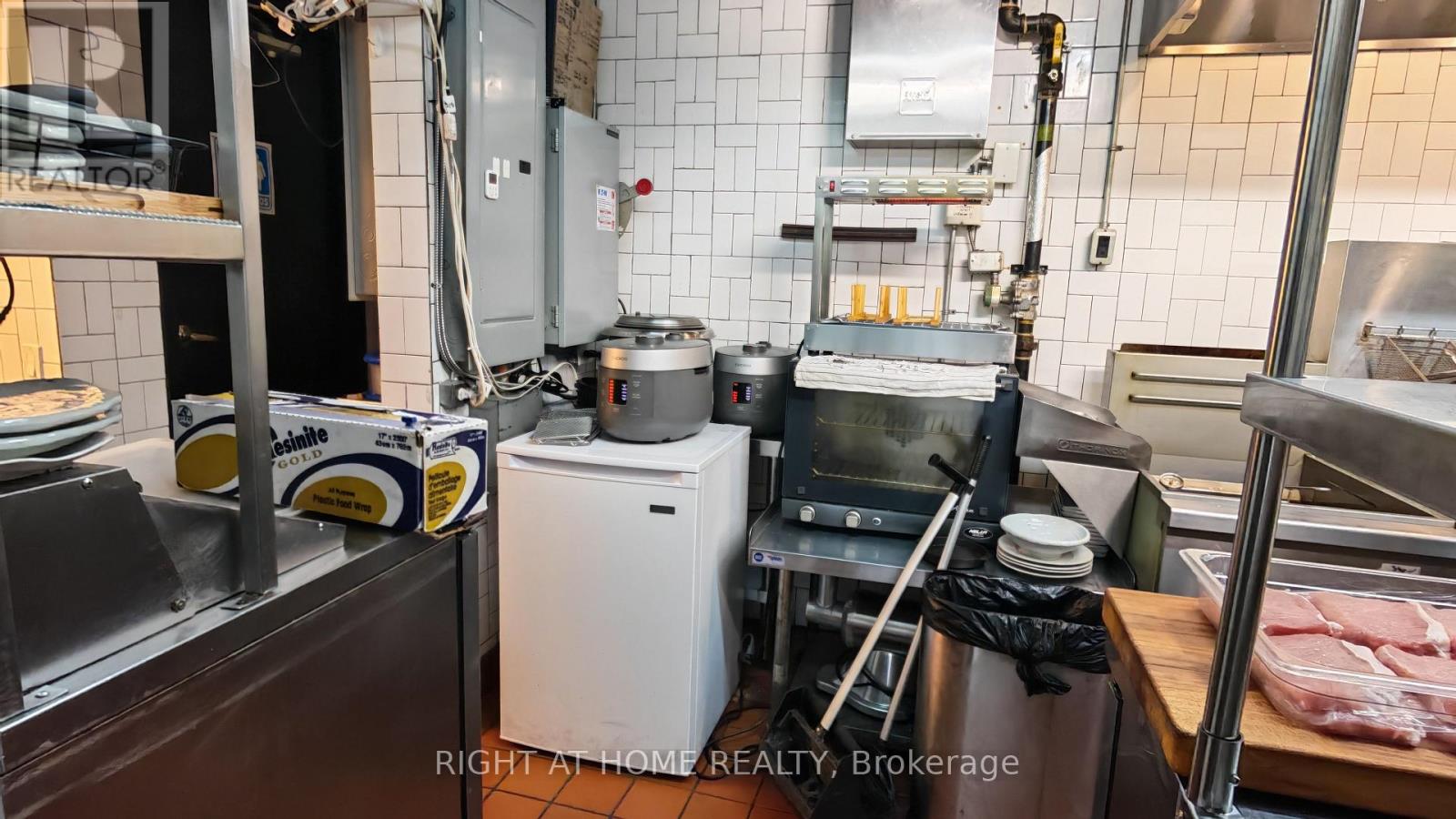 Upper - 6 Eglinton Avenue E, Toronto, Ontario  M4P 1A6 - Photo 8 - C13015464