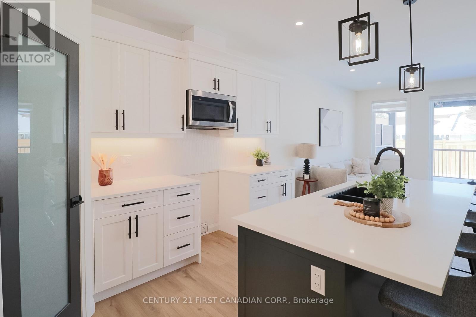 Photo 16 of 41 for 10 - 32 Postma Crescent