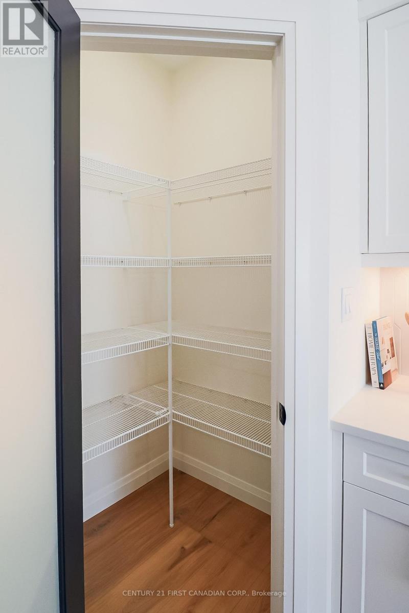 Photo 17 of 41 for 10 - 32 Postma Crescent