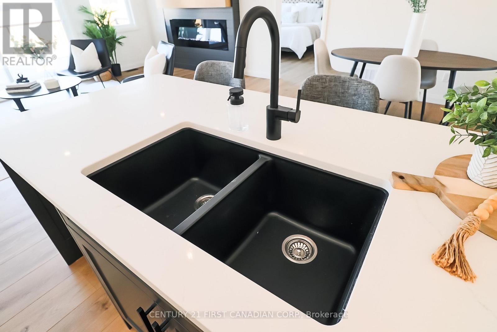 Photo 18 of 41 for 10 - 32 Postma Crescent