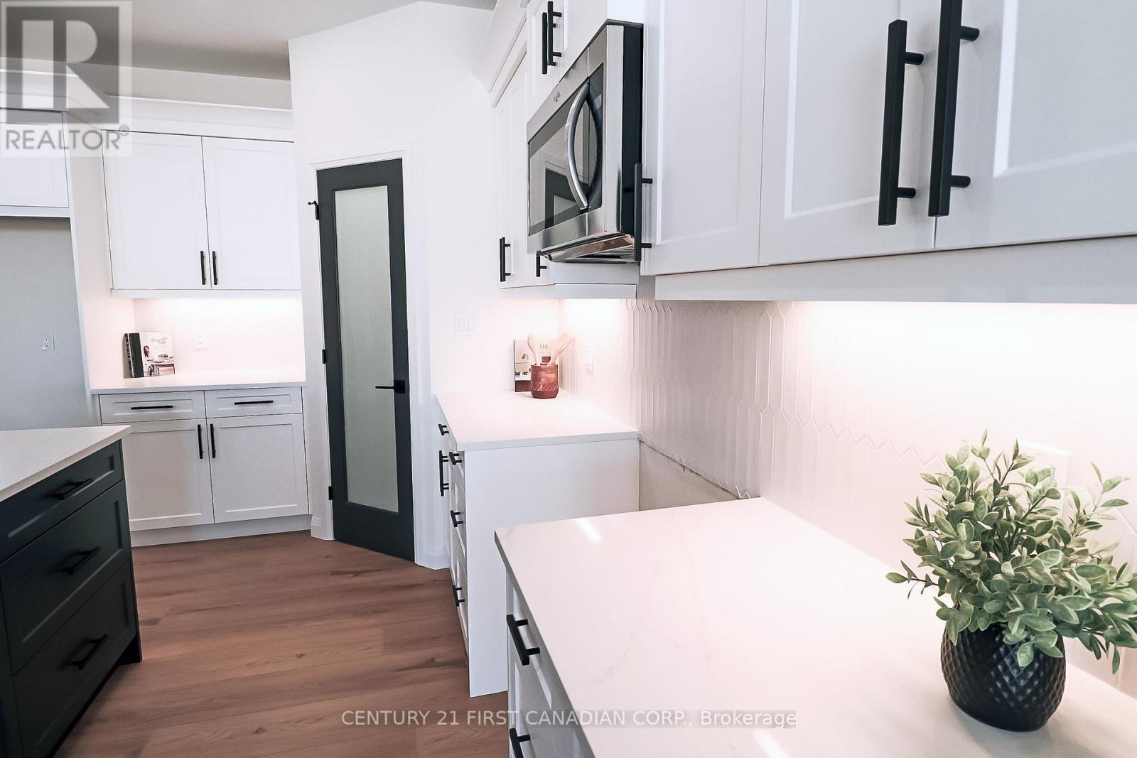 Photo 19 of 41 for 10 - 32 Postma Crescent