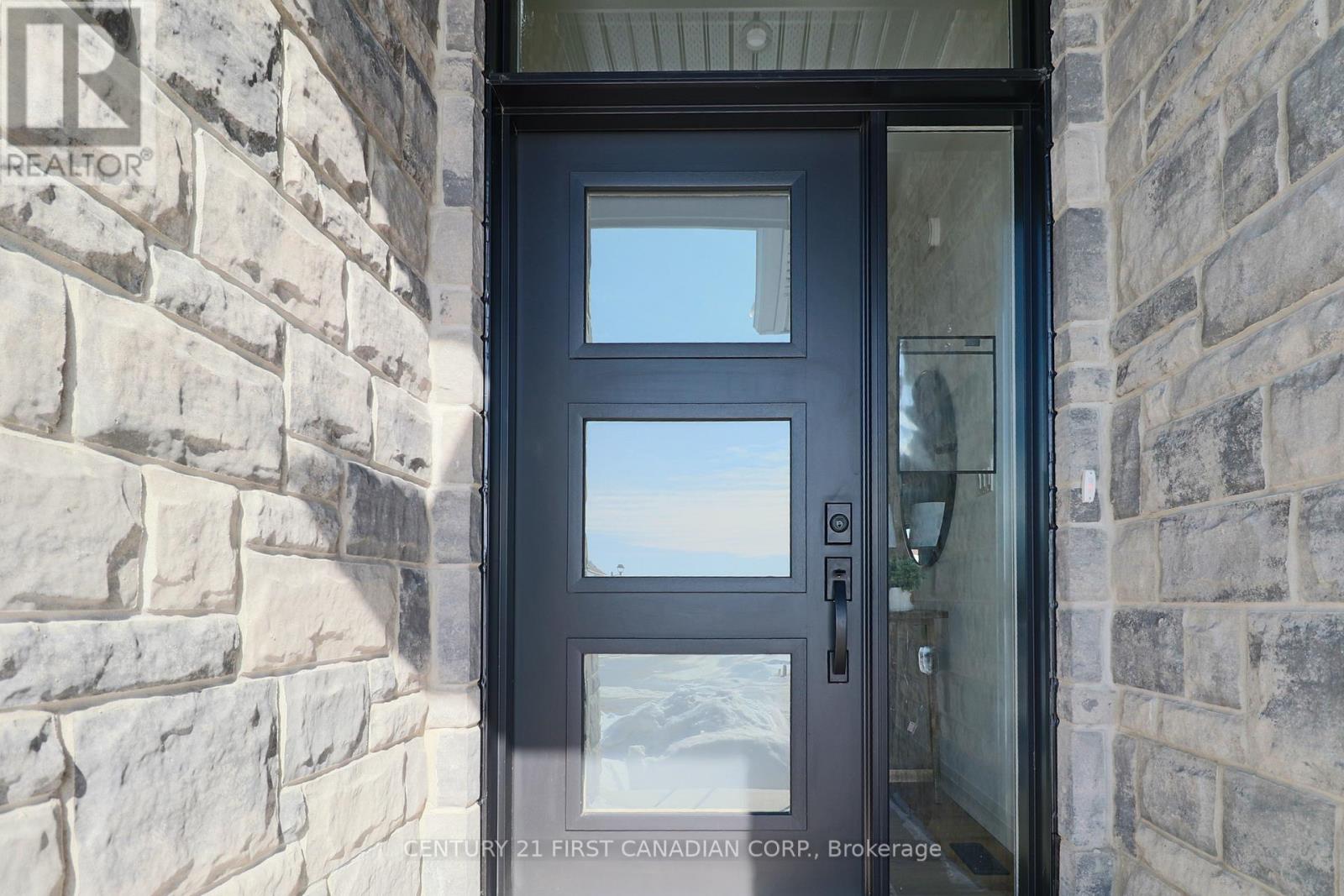 Photo 3 of 41 for 10 - 32 Postma Crescent