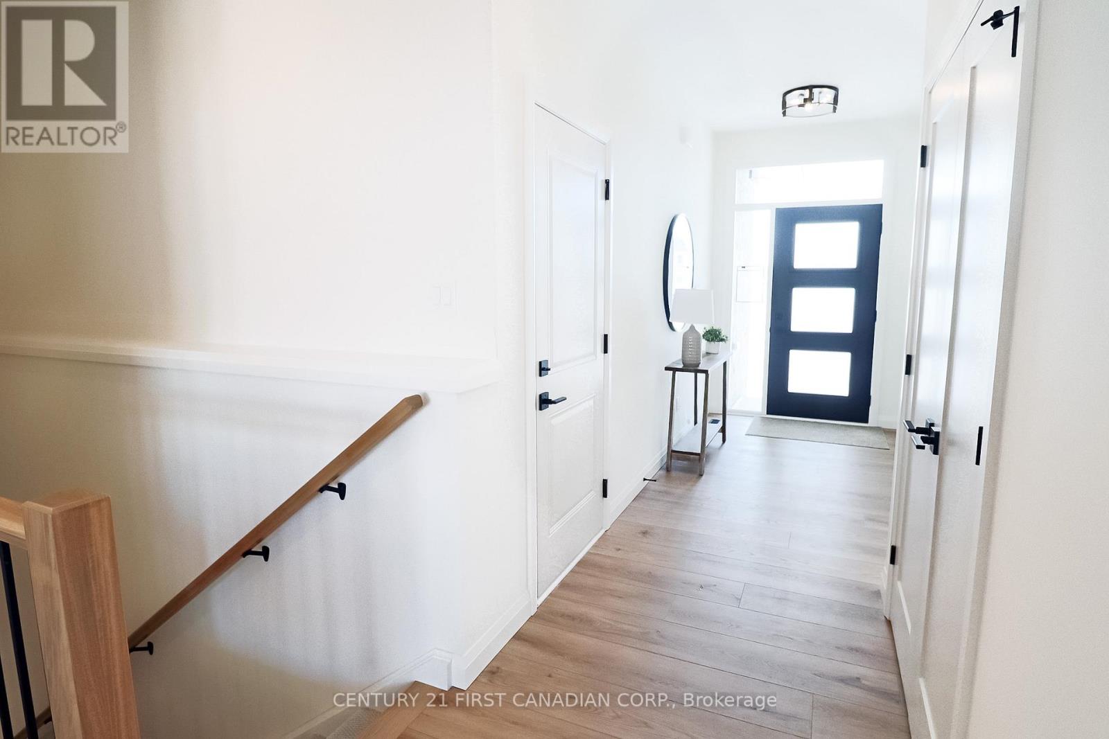 Photo 4 of 41 for 10 - 32 Postma Crescent