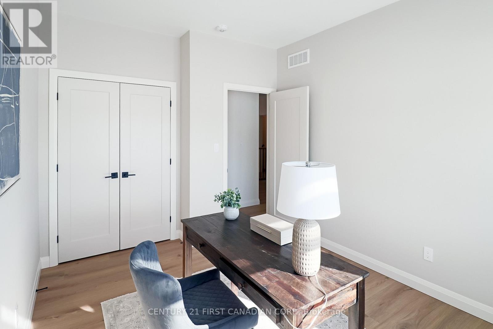 Photo 6 of 41 for 10 - 32 Postma Crescent