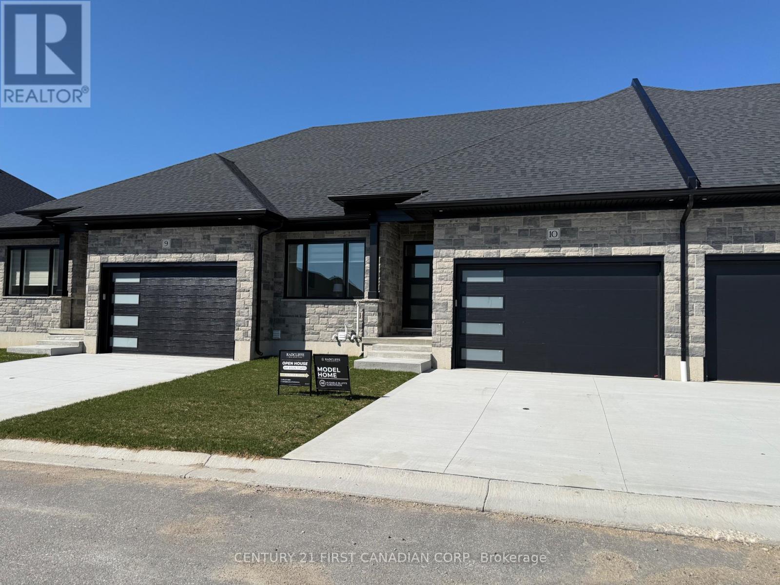 10 - 32 Postma Crescent, North Middlesex, Ontario  N0M 1A0 - Photo 2 - X12803400