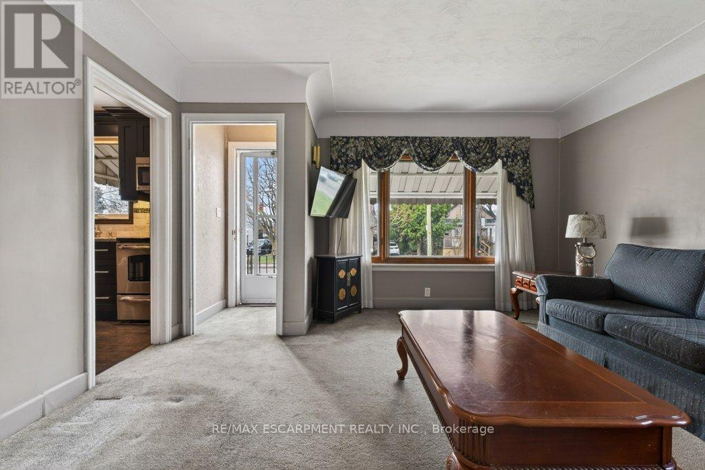 69 West 4th Street, Hamilton, Ontario  L9C 3M6 - Photo 2 - X12964606