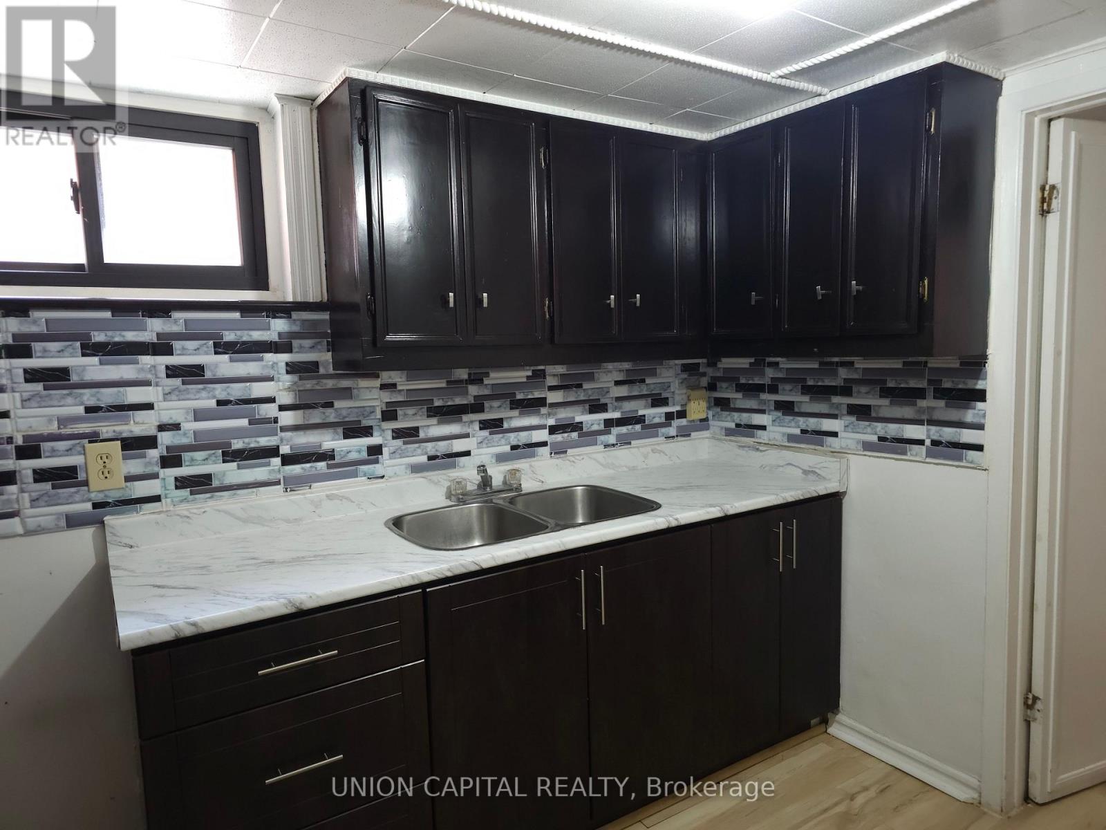 6 Galewood Drive, Toronto, Ontario  M9N 3L7 - Photo 5 - W13015600