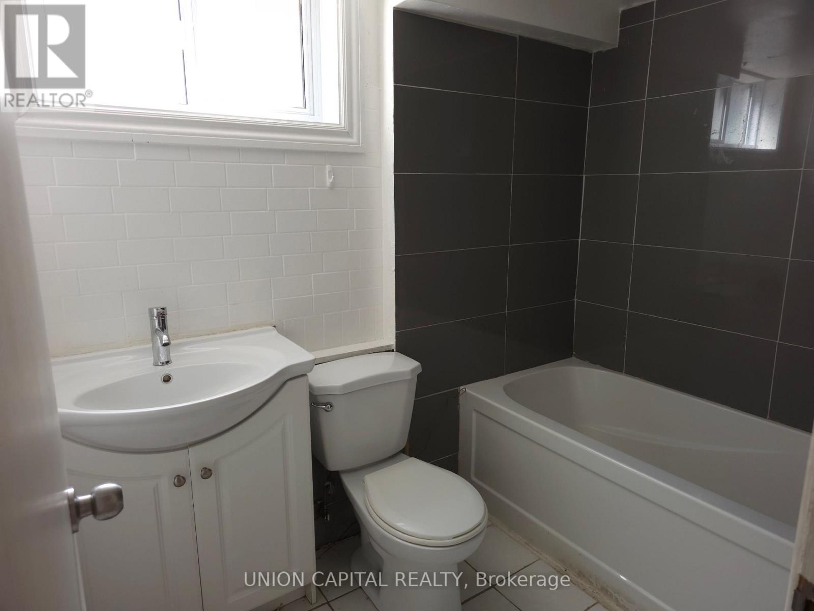 6 Galewood Drive, Toronto, Ontario  M9N 3L7 - Photo 7 - W13015600