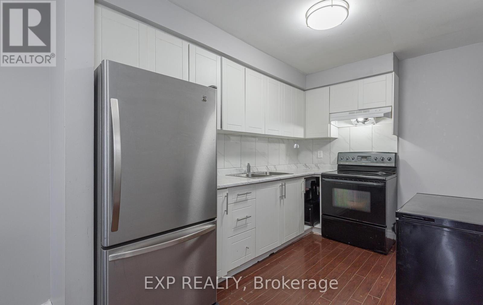 225 Baronwood Court, Brampton, Ontario  L6V 3H9 - Photo 9 - W13015666