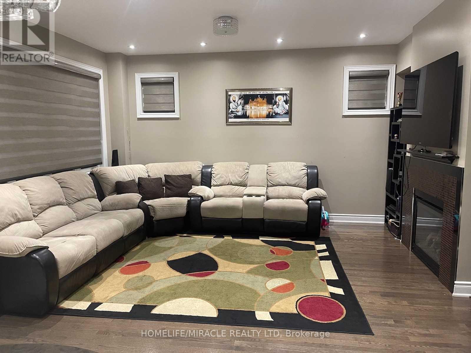 4 Louisburg Crescent, Brampton, Ontario  L6X 3A7 - Photo 2 - W13015668