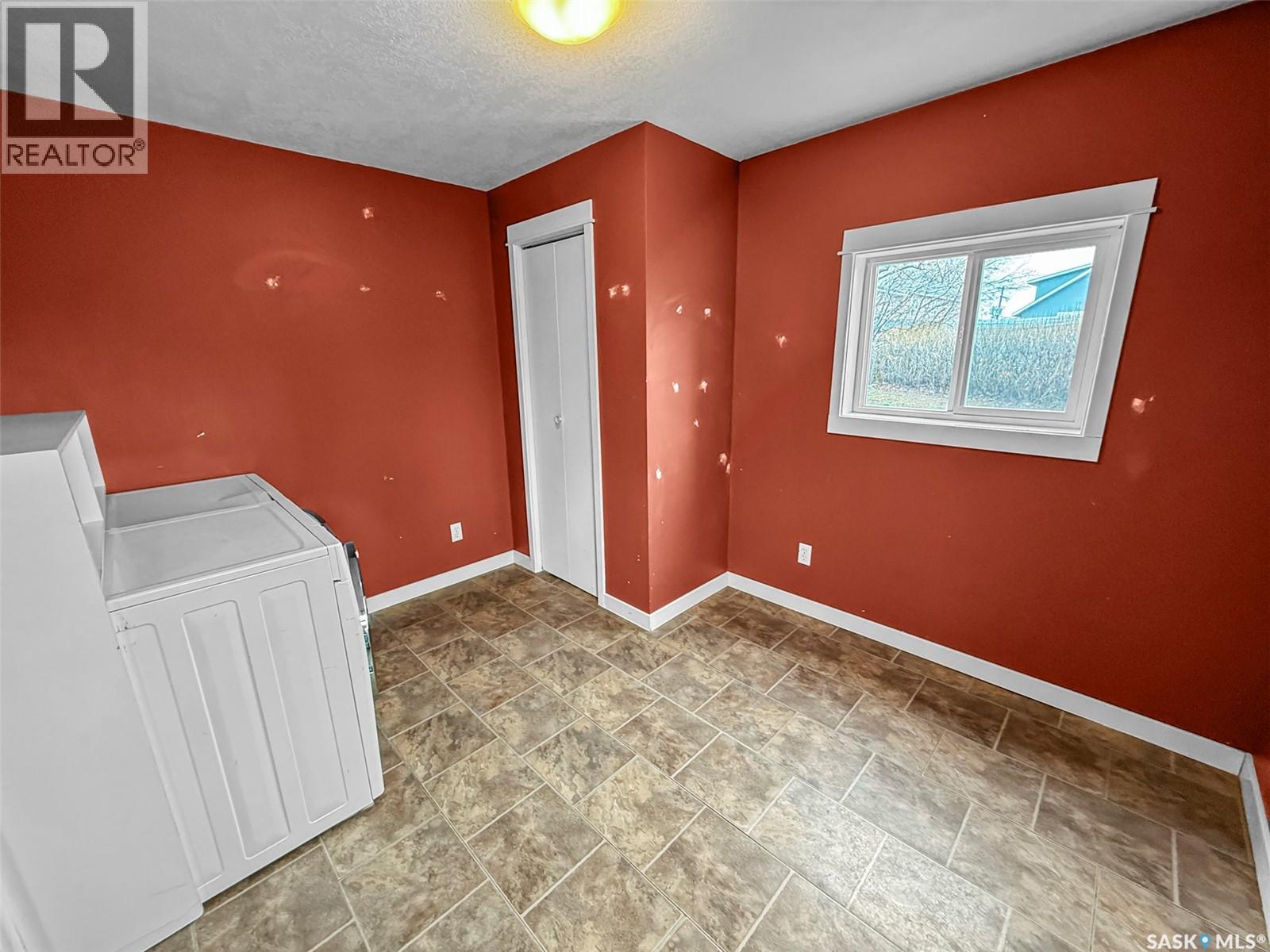 121 6th Avenue Ne, Swift Current, Saskatchewan  S9H 2L9 - Photo 3 - SK033119