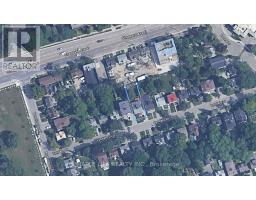16 LYNDALE DRIVE, Toronto, Ontario
