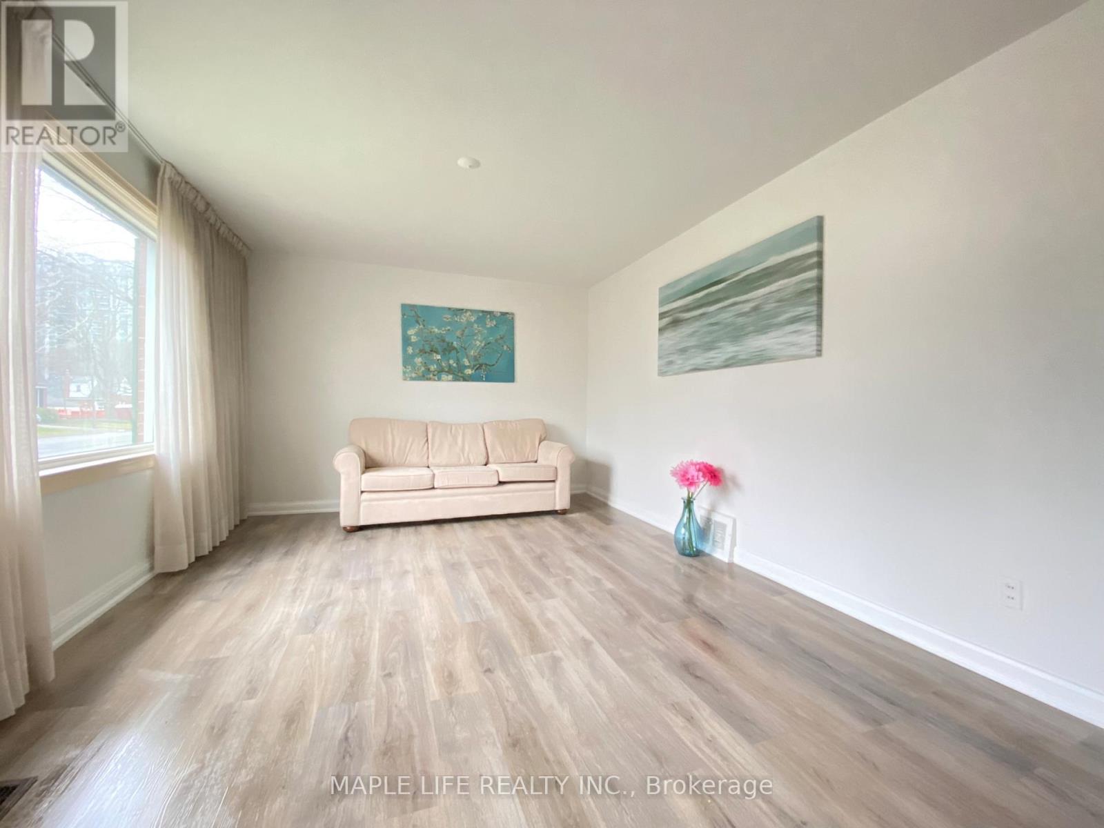 16 Lyndale Drive, Toronto, Ontario  M2N 2Y1 - Photo 3 - C12999300