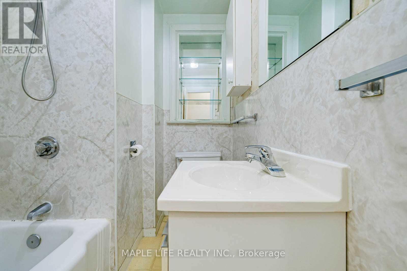 16 Lyndale Drive, Toronto, Ontario  M2N 2Y1 - Photo 7 - C12999300