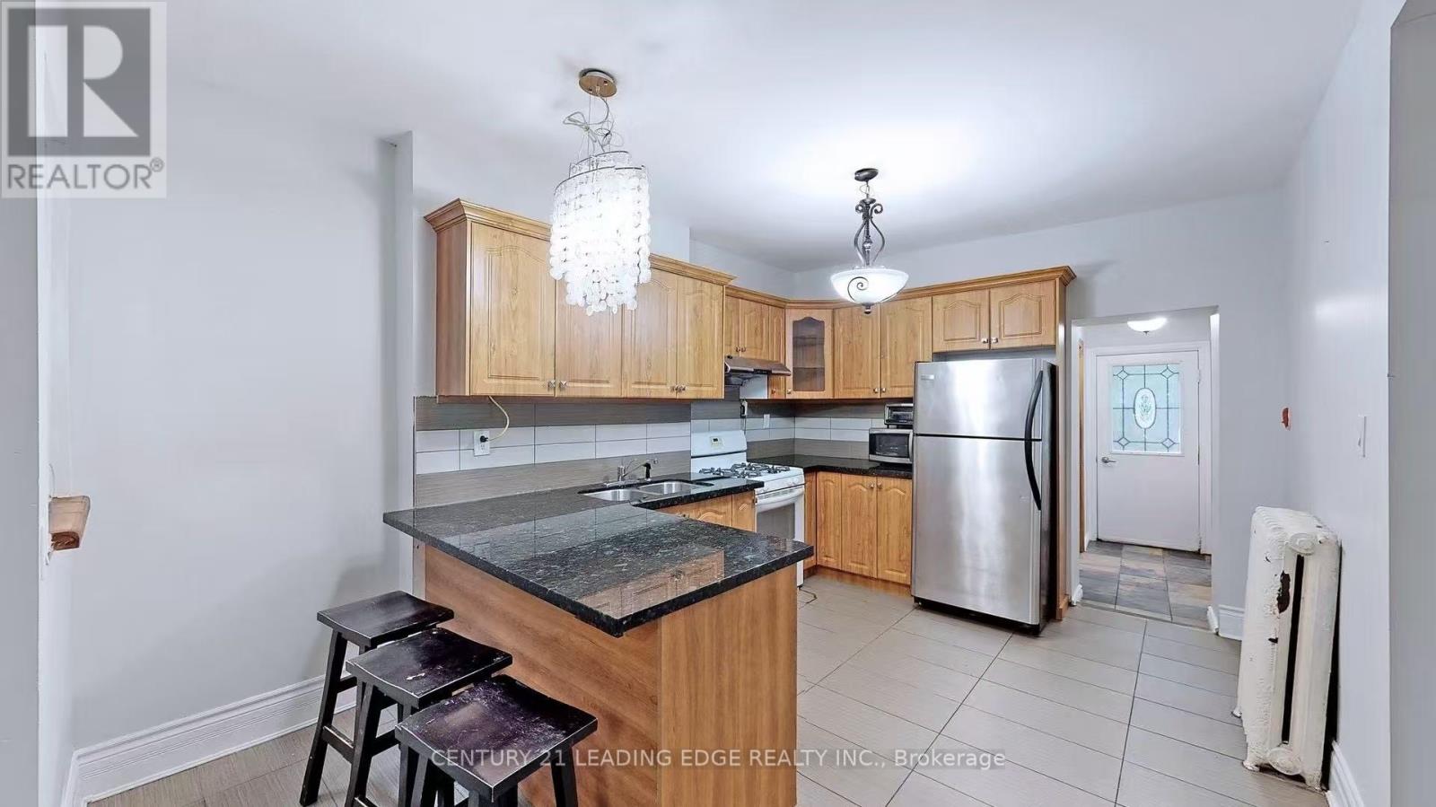 Main Level - 233 Borden Street, Toronto, Ontario  M5S 2N5 - Photo 2 - C13015780
