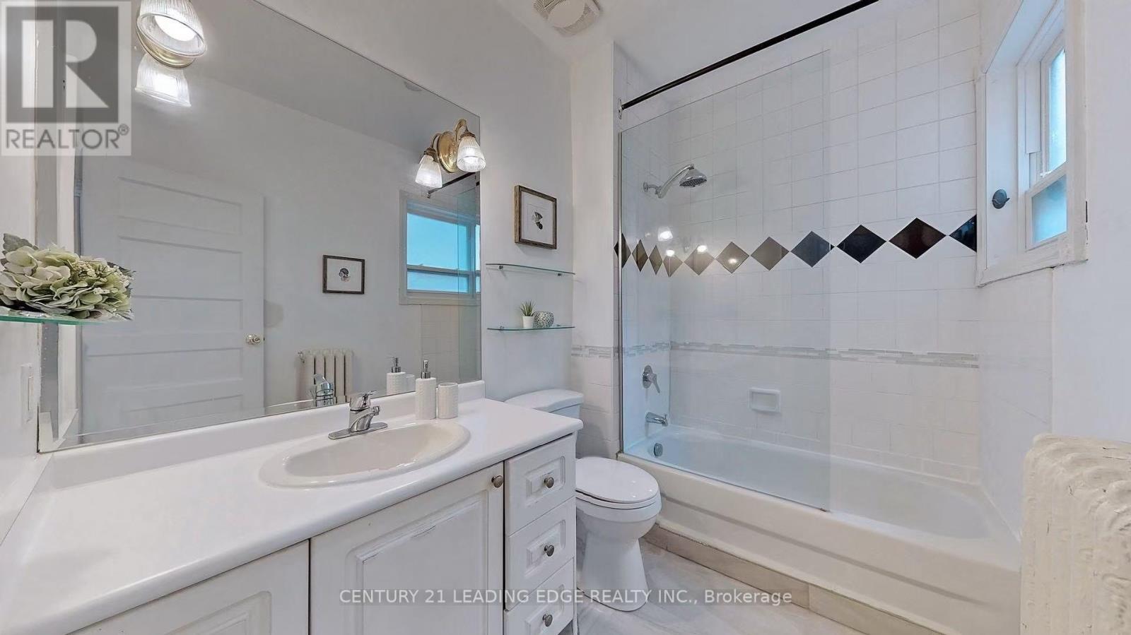 Main Level - 233 Borden Street, Toronto, Ontario  M5S 2N5 - Photo 11 - C13015780