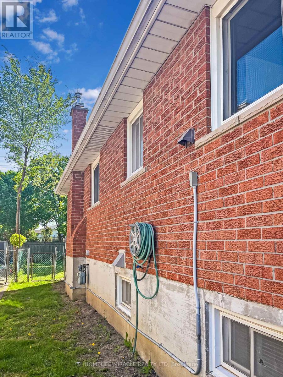 3485 Oakglade Crescent, Mississauga, Ontario  L5C 1X4 - Photo 31 - W13015716