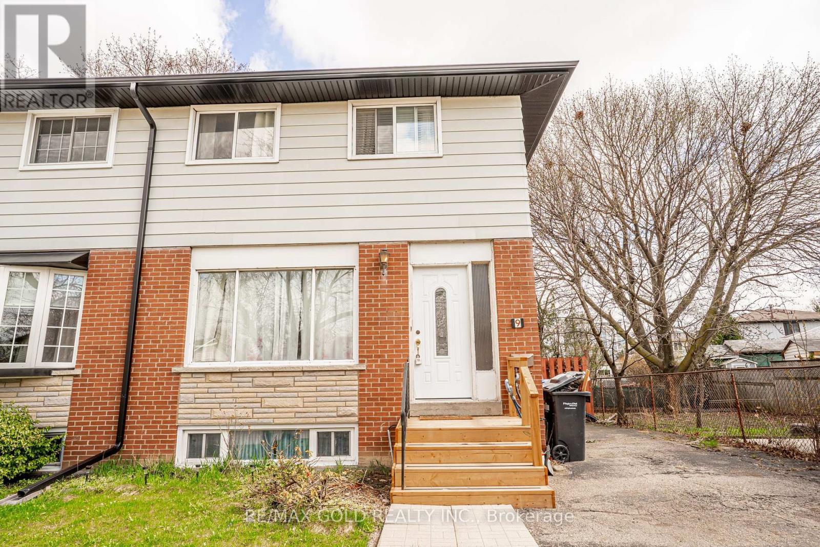 9 Mordon Court, Brampton, Ontario  L6V 2B5 - Photo 4 - W13015740