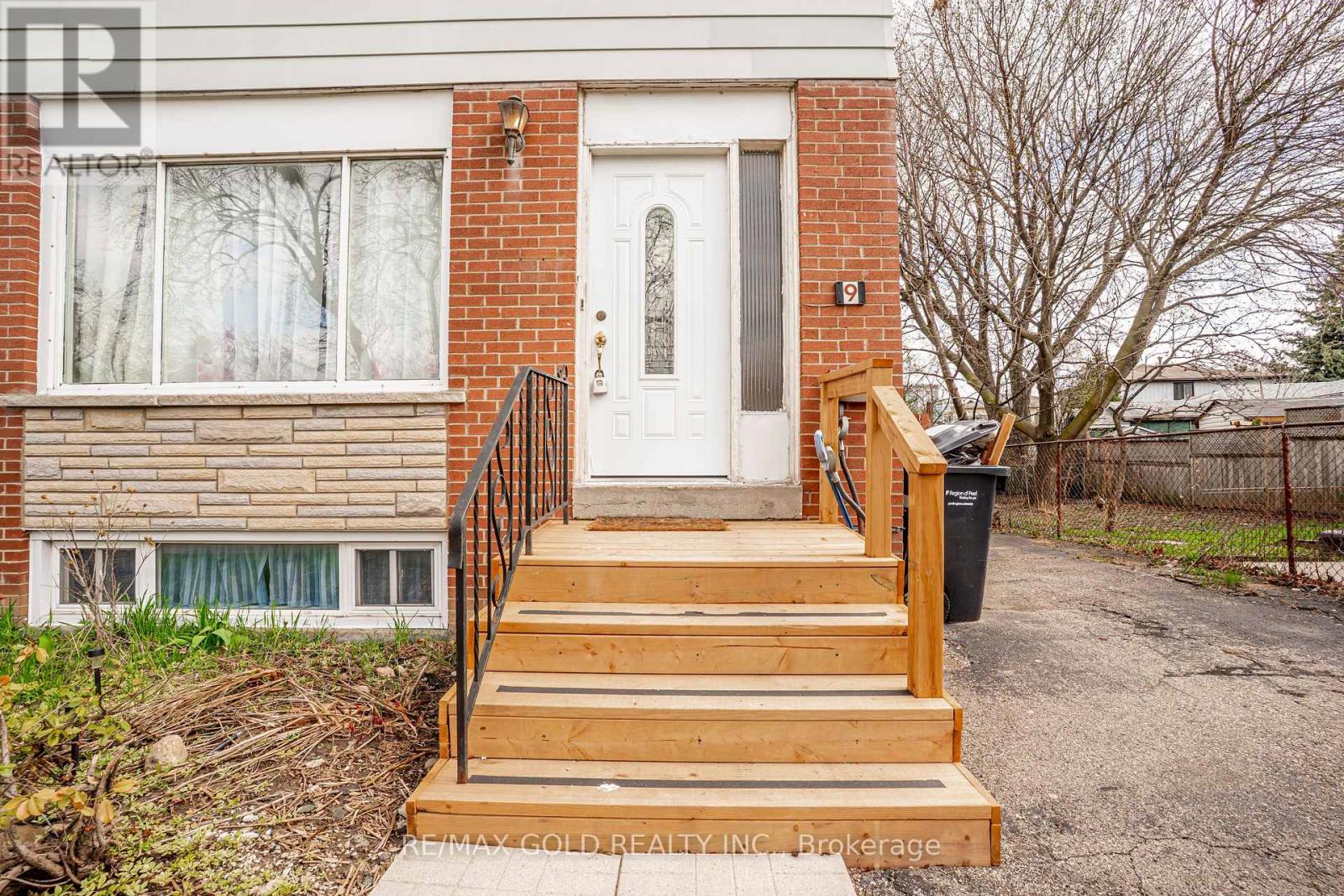 9 Mordon Court, Brampton, Ontario  L6V 2B5 - Photo 5 - W13015740