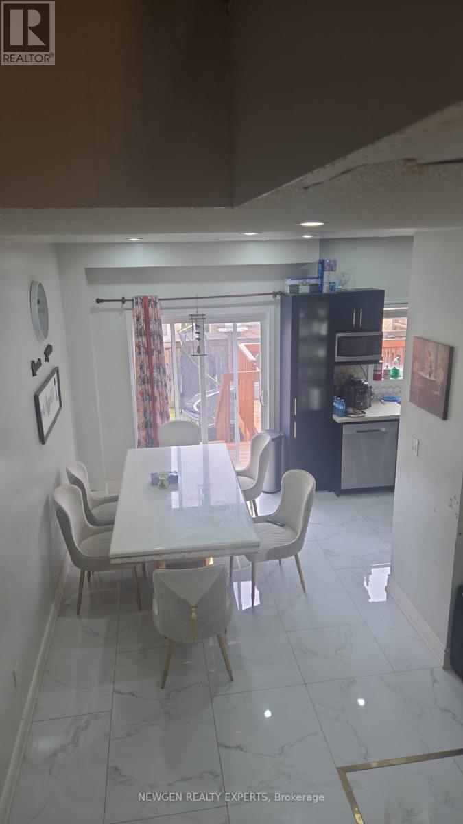 22 Frenchpark Circle, Brampton, Ontario  L6X 0Y5 - Photo 5 - W13012940