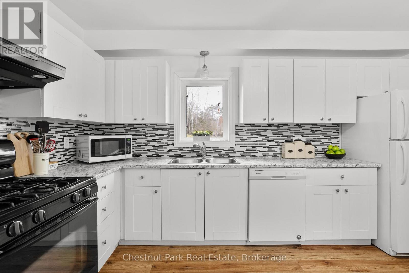 96 James Street, Burk's Falls, Ontario  P0A 1C0 - Photo 12 - X13015834