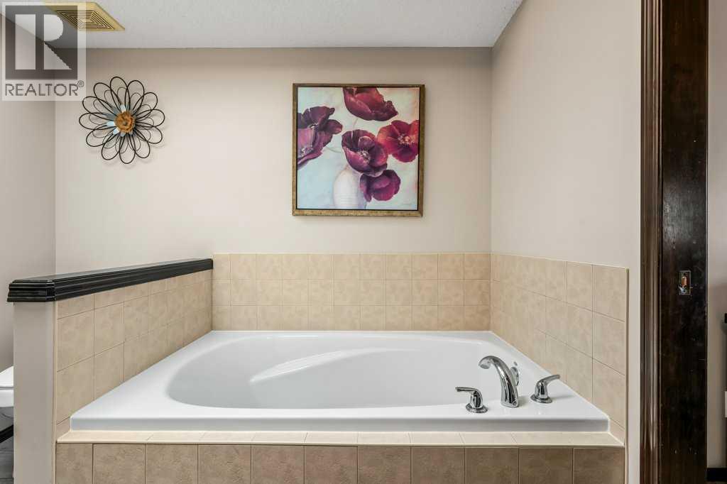 201 Pantego Road Nw, Calgary, Alberta  T3K 0B8 - Photo 36 - A2299691