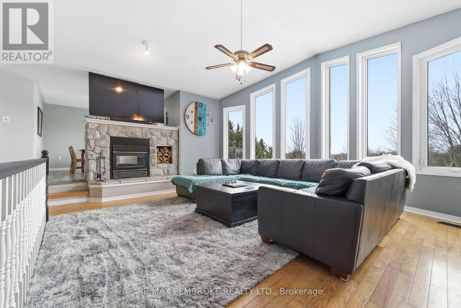 56 Robertson Drive, Whitewater Region, Ontario  K0J 1C0 - Photo 12 - X12962636