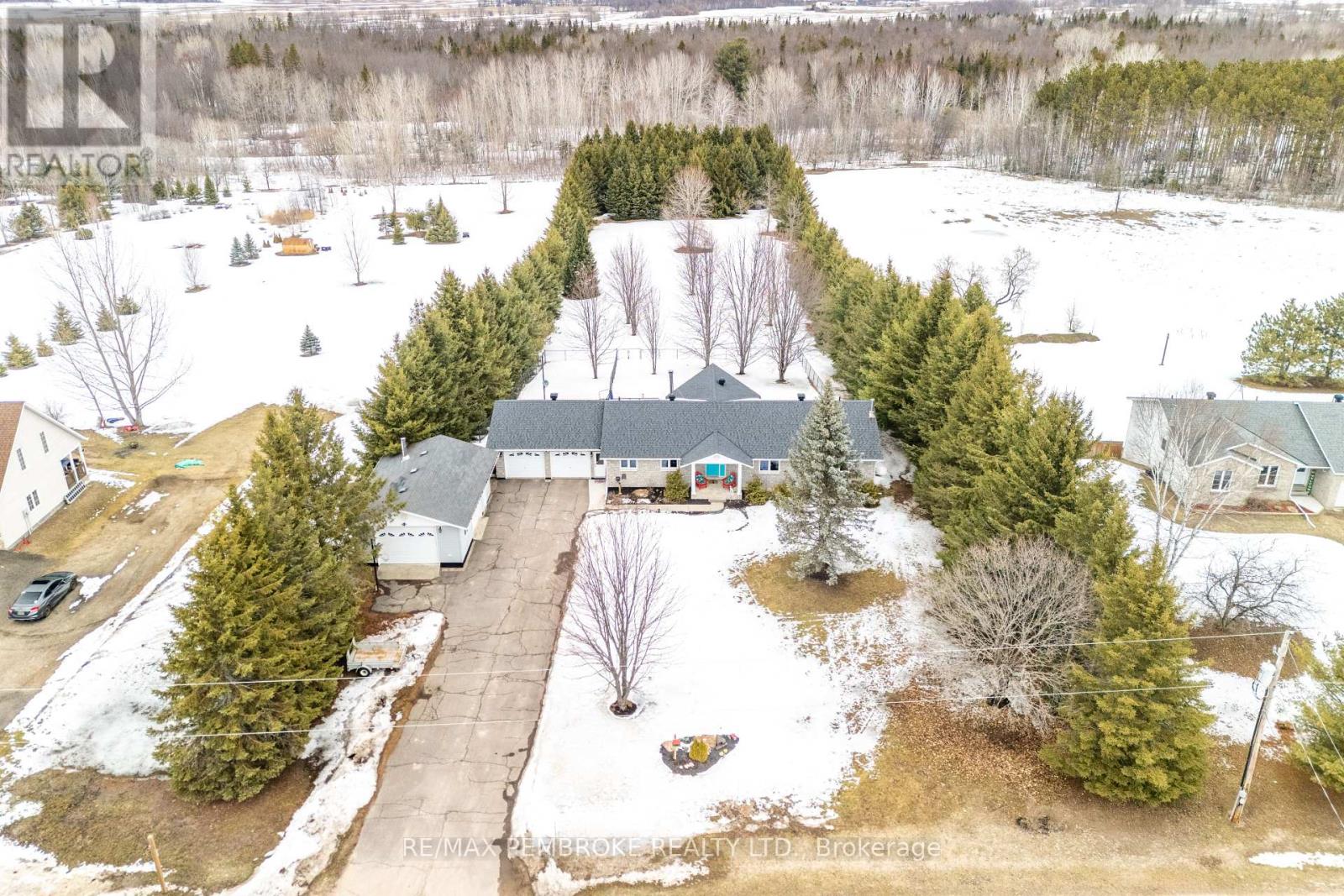 56 ROBERTSON DRIVE, Whitewater Region, Ontario