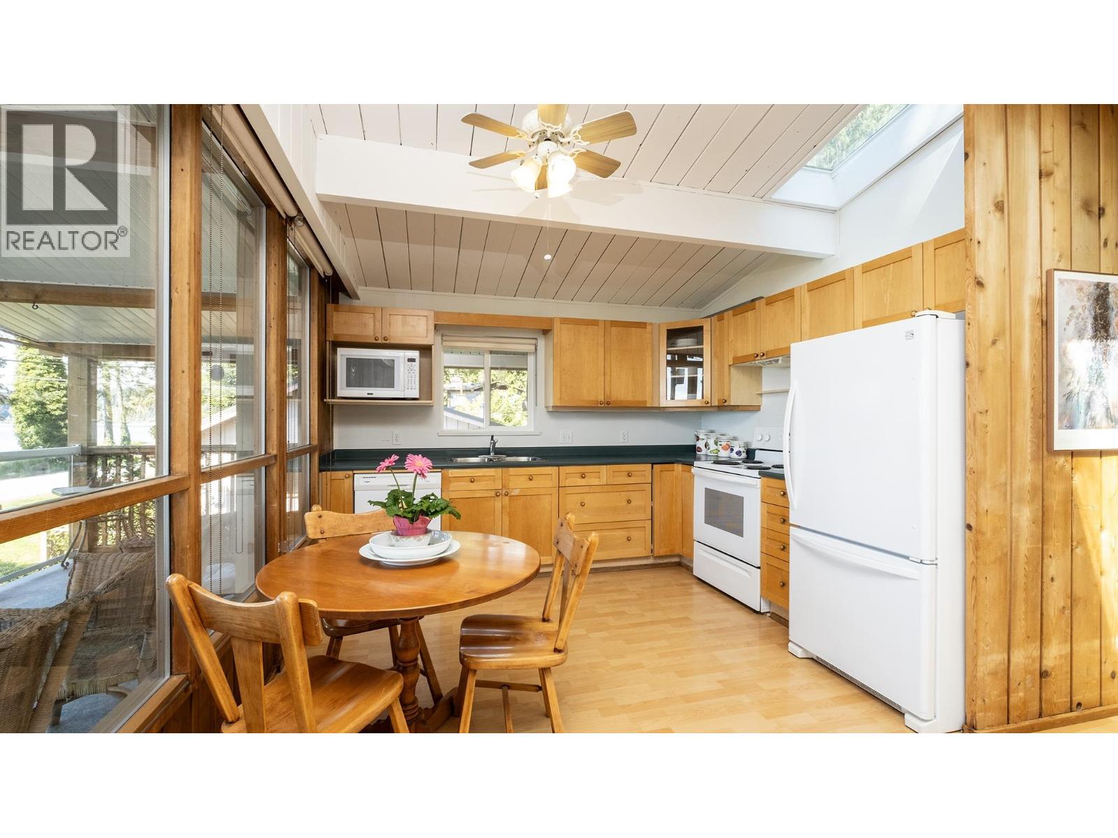 1618 Ocean Beach Esplanade, Gibsons, British Columbia  V0N 1V5 - Photo 8 - R3113049