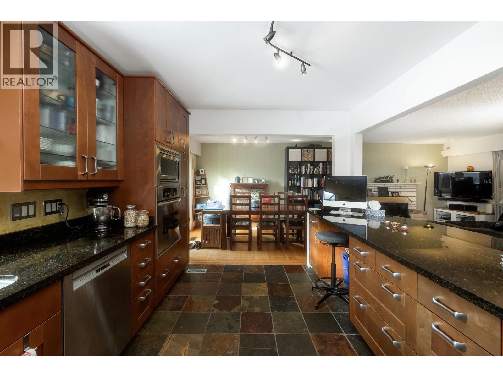 2041 Tompkins Crescent, North Vancouver, British Columbia  V7H 2C9 - Photo 7 - R3113061