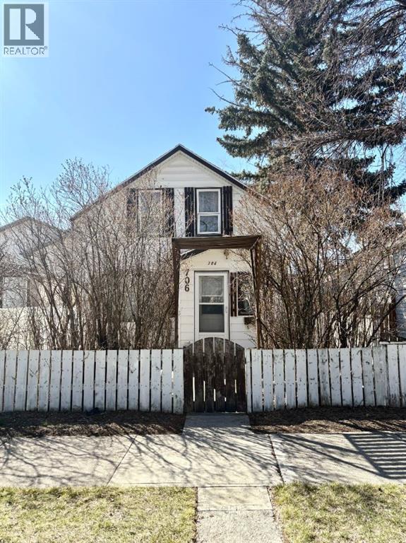706 12 Street N, Lethbridge, Alberta  T1H 2H4 - Photo 1 - A2301077