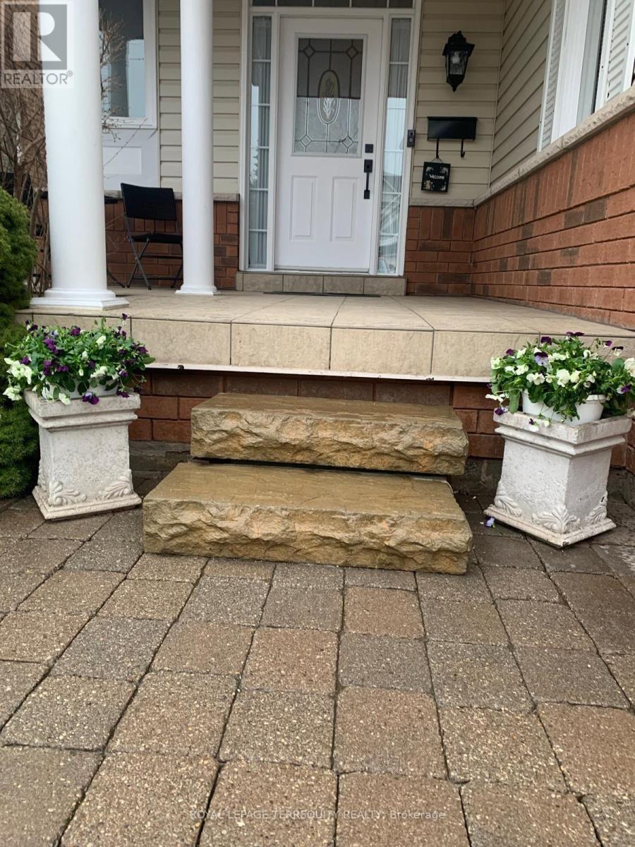 471 Woodsmere Crescent, Pickering, Ontario  L1V 7A5 - Photo 4 - E13014558