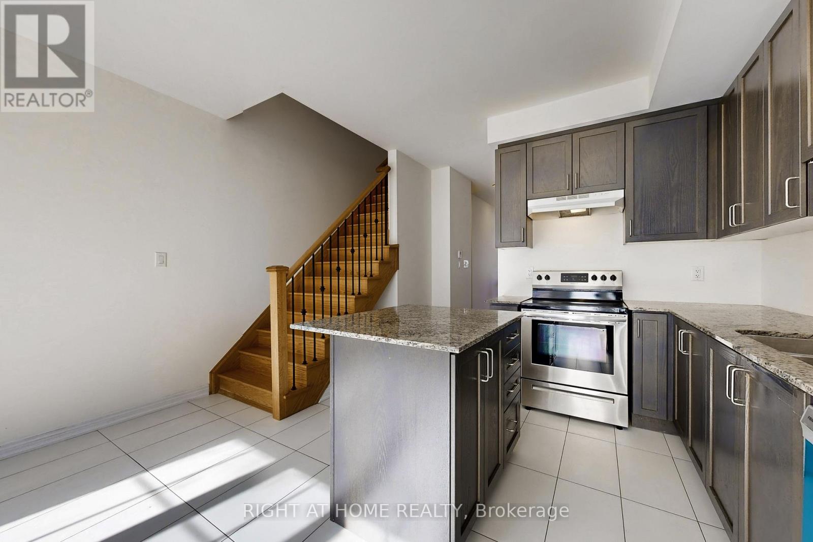 553 White's Hill Avenue, Markham, Ontario  L6B 0J8 - Photo 7 - N13015964