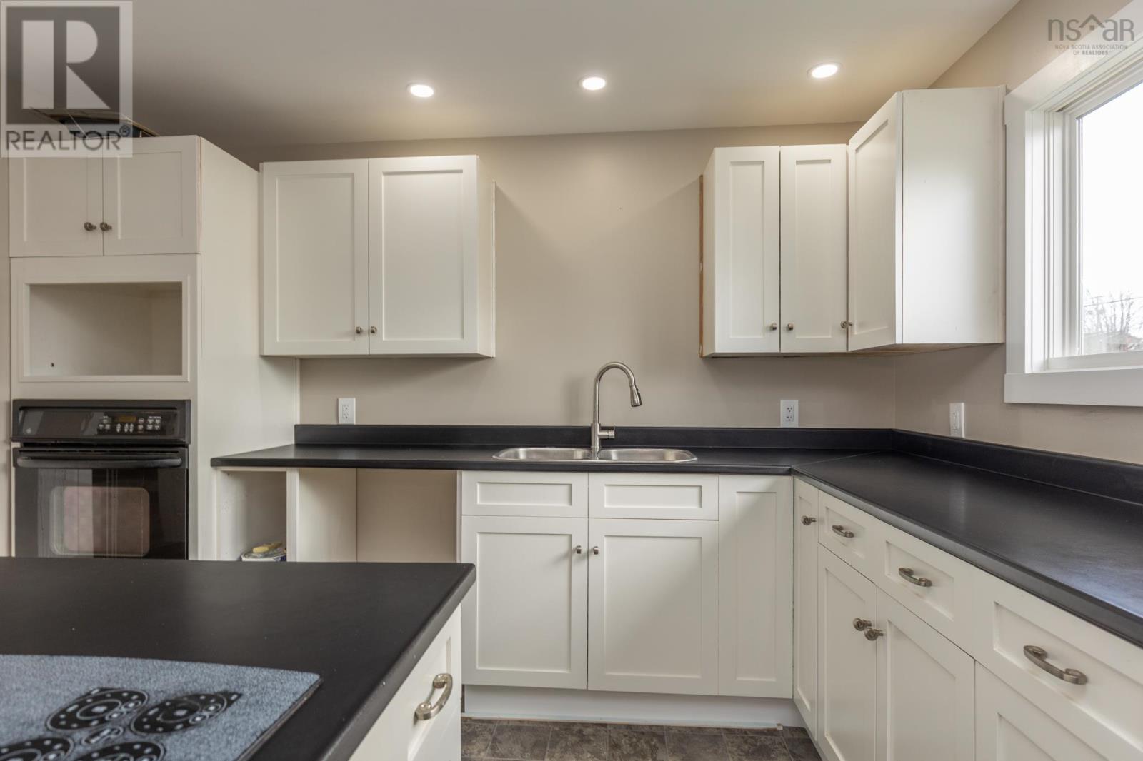 2 Huntington Street, Yarmouth, Nova Scotia  B5A 2R9 - Photo 7 - 202528429