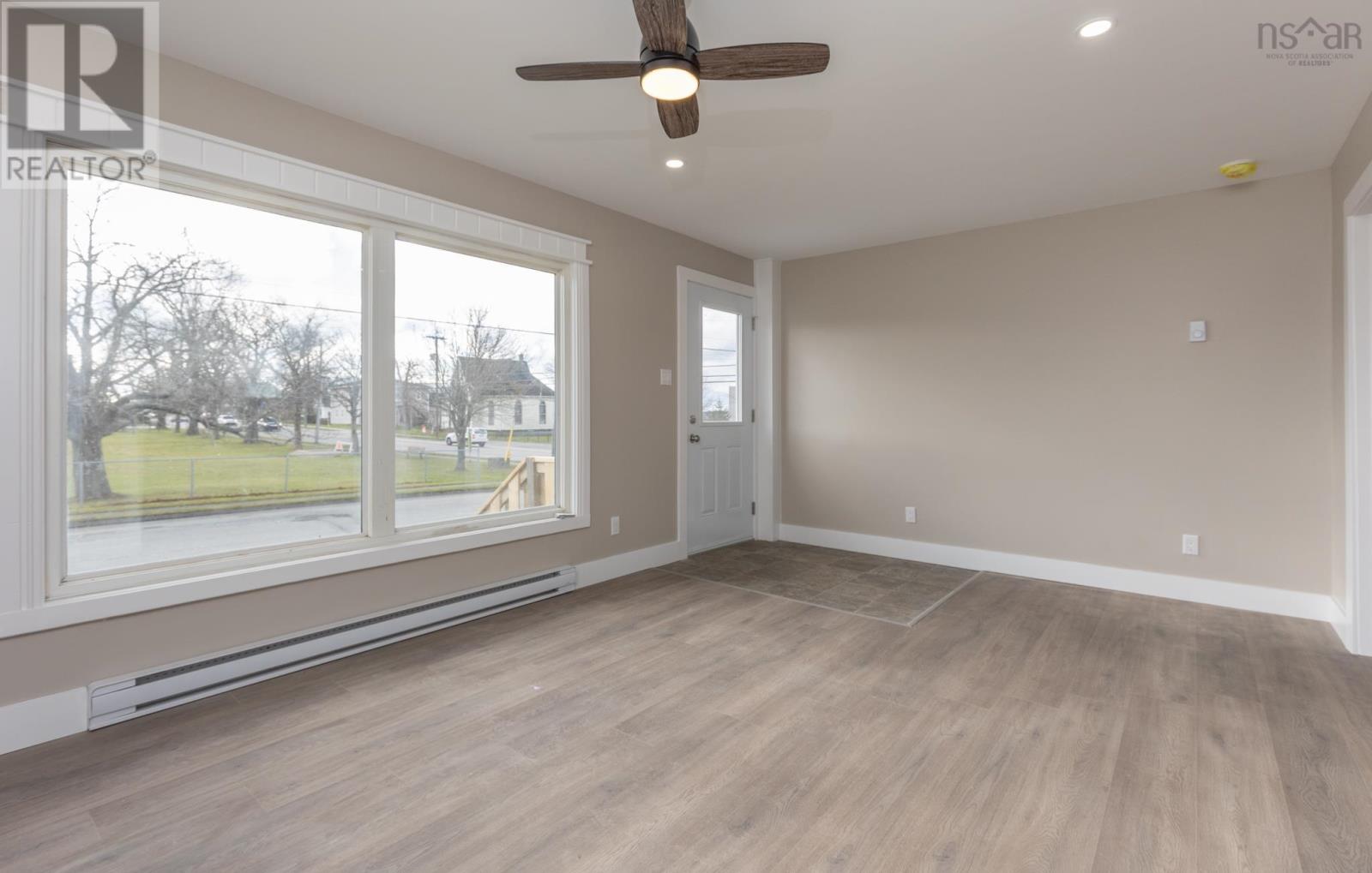 2 Huntington Street, Yarmouth, Nova Scotia  B5A 2R9 - Photo 3 - 202603543