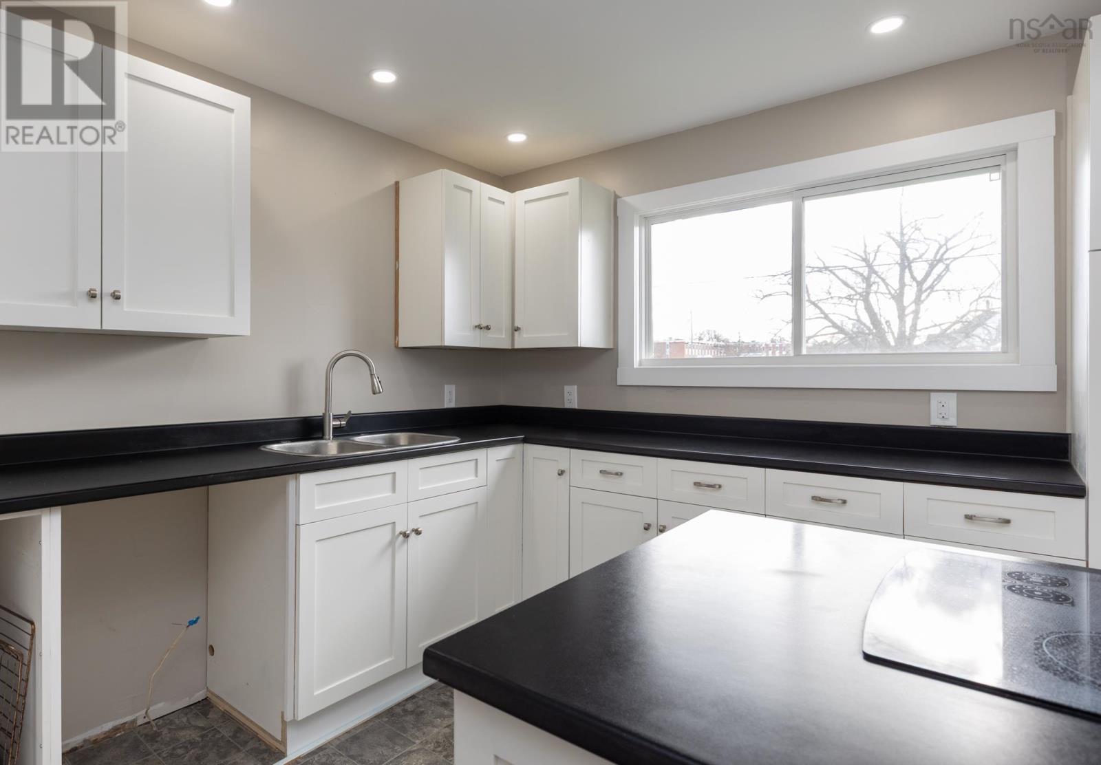 2 Huntington Street, Yarmouth, Nova Scotia  B5A 2R9 - Photo 8 - 202603543