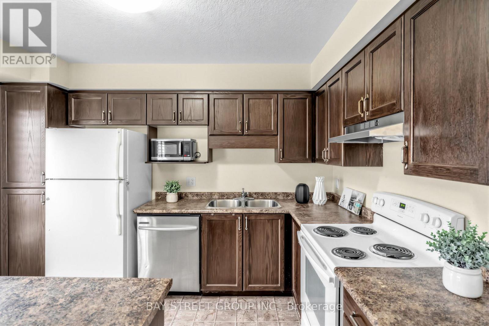 1383 Countrystone Drive, Kitchener, Ontario  N2T 2Z6 - Photo 12 - X13015892