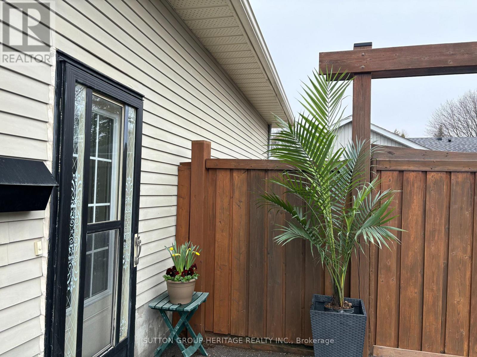 202 Willis Avenue, Whitby, Ontario  L1N 9J9 - Photo 3 - E13016132