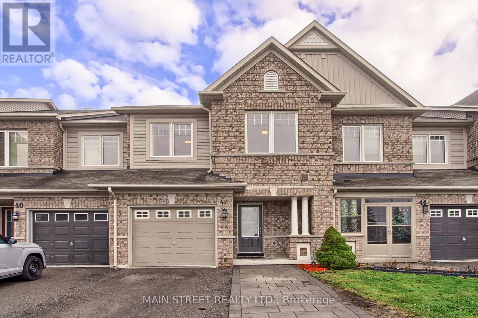 42 COURTLAND CRESCENT, Newmarket, Ontario