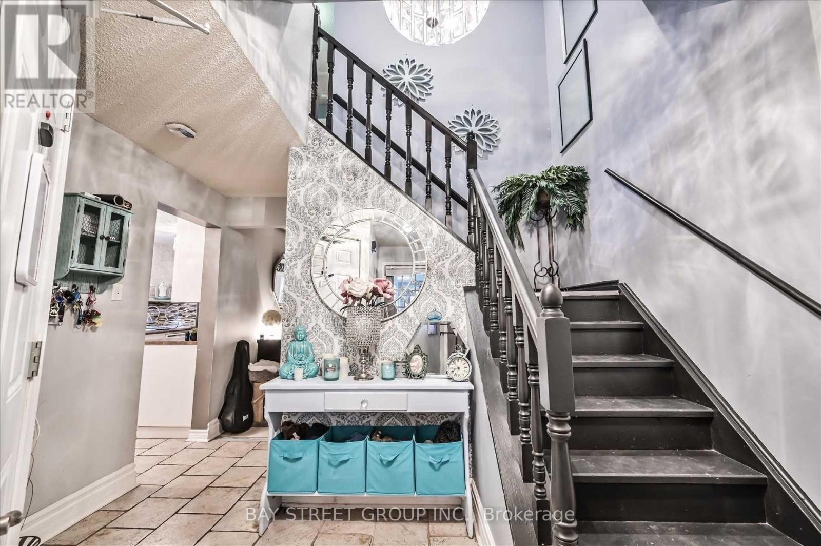 39 Barrington Crescent, Brampton, Ontario  L6Z 1N2 - Photo 3 - W13016044