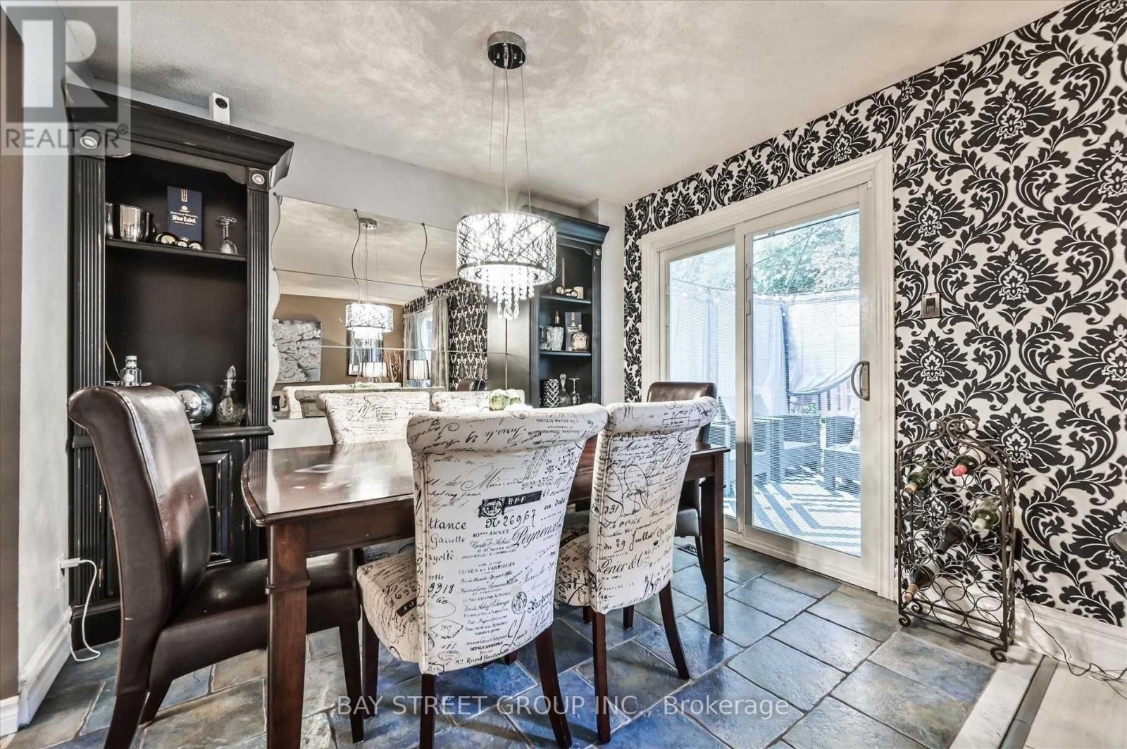 39 Barrington Crescent, Brampton, Ontario  L6Z 1N2 - Photo 6 - W13016044