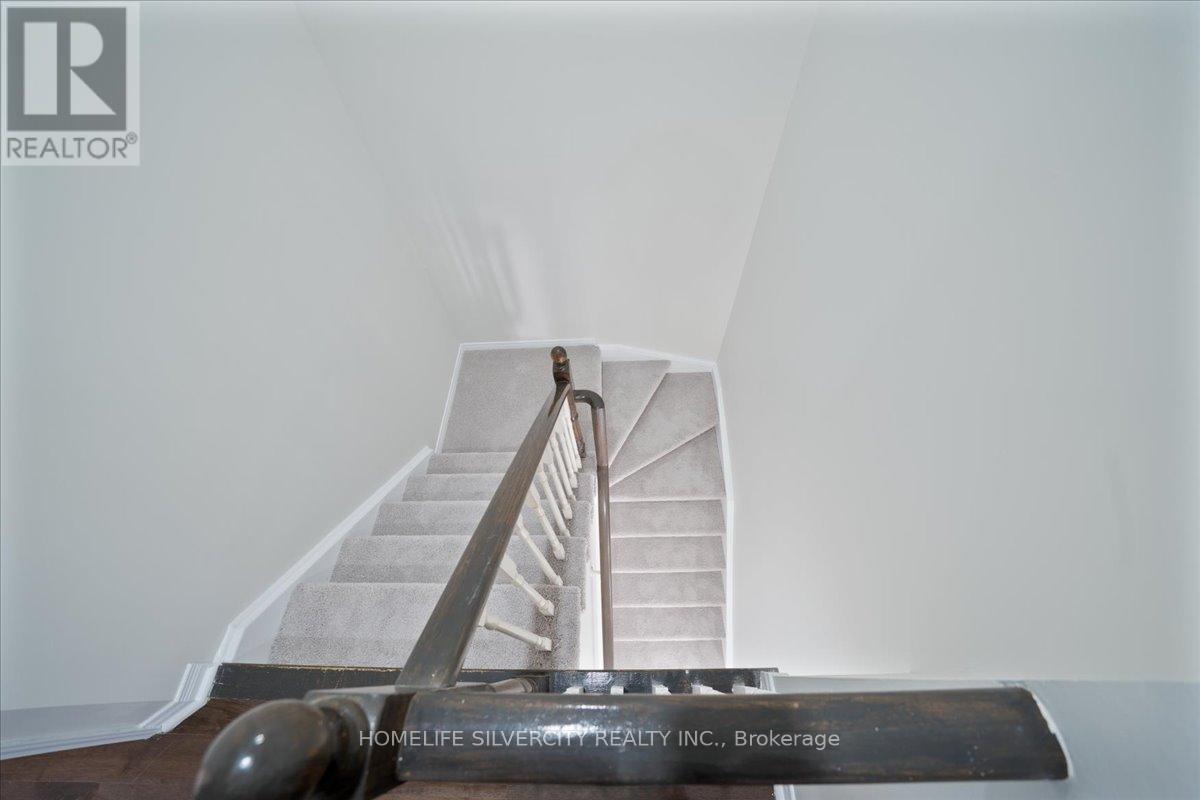 6 Bentgrass Lane, Brampton, Ontario  L7A 3K2 - Photo 12 - W13016086