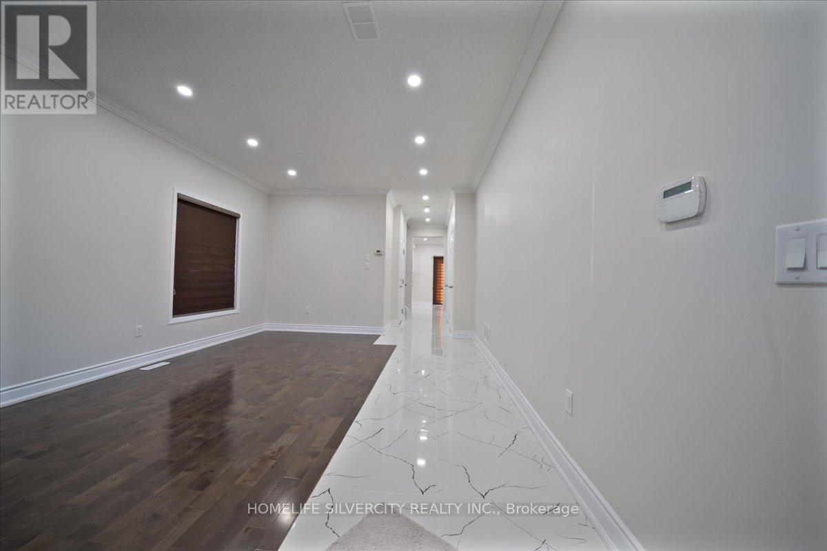 6 Bentgrass Lane, Brampton, Ontario  L7A 3K2 - Photo 4 - W13016086