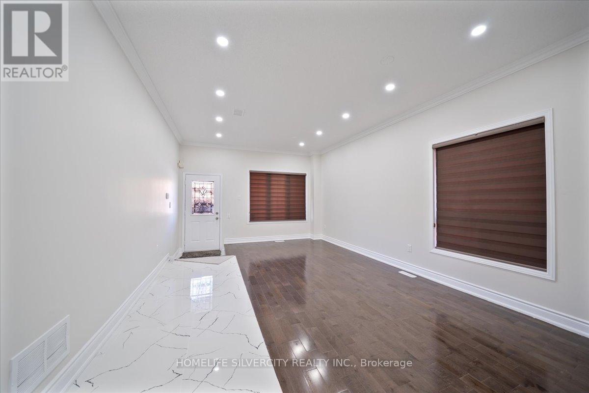 6 Bentgrass Lane, Brampton, Ontario  L7A 3K2 - Photo 5 - W13016086