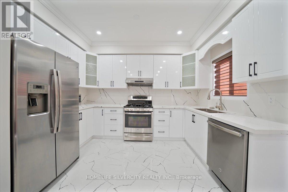 6 Bentgrass Lane, Brampton, Ontario  L7A 3K2 - Photo 6 - W13016086