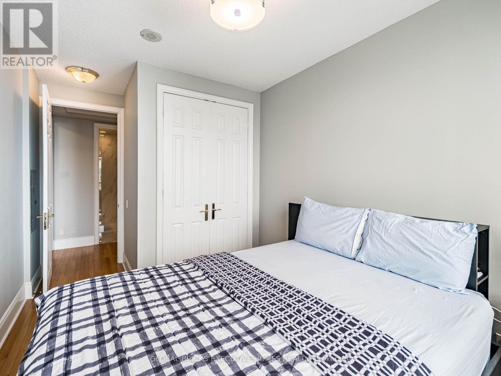 Pho8 - 25 Kingsbridge Garden Circle, Mississauga, Ontario  L5R 4B1 - Photo 26 - W12988996